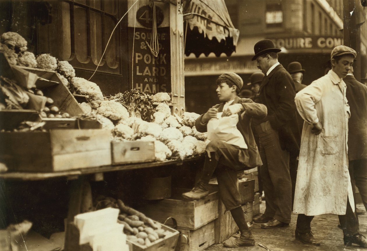 En dreng arbejder ved en frugt- og grøntbod i Boston, Massachusetts. af Lewis Wickes Hine