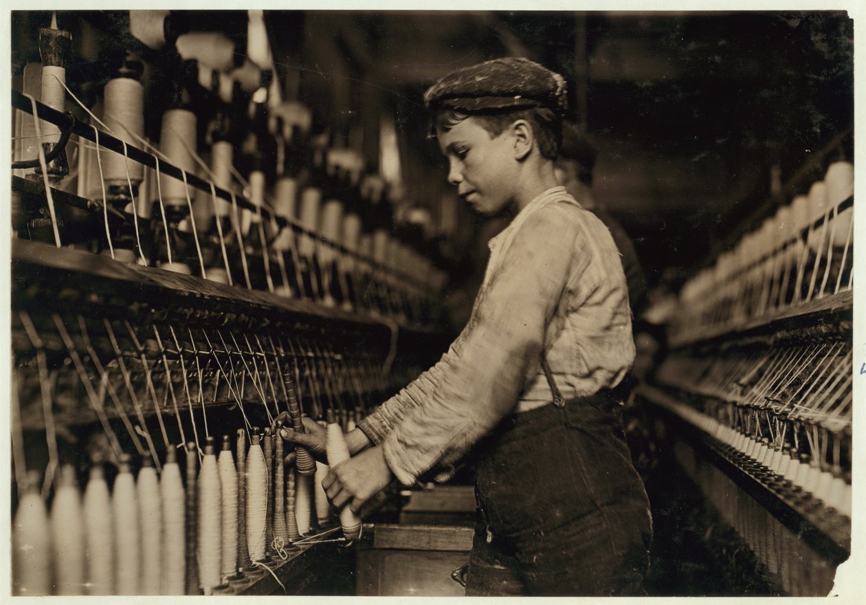 En doffer erstatter hele spoler ved Globe Cotton Mill, Augusta, Georgia, 1909 af Lewis Wickes Hine