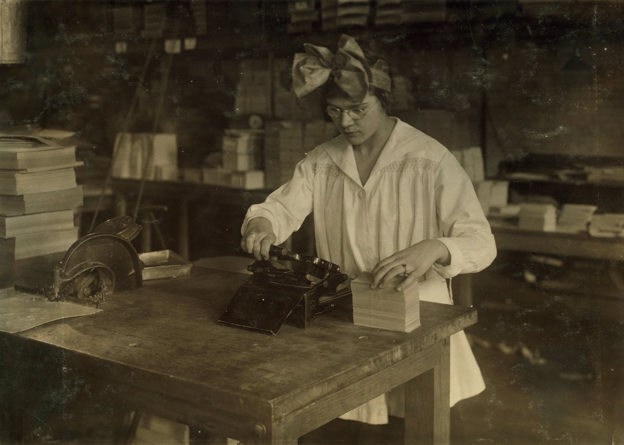 En pige stempler etiketter hos Boston Index Card Co. på 113 Purchase Street i Boston, Massachusetts. af Lewis Wickes Hine