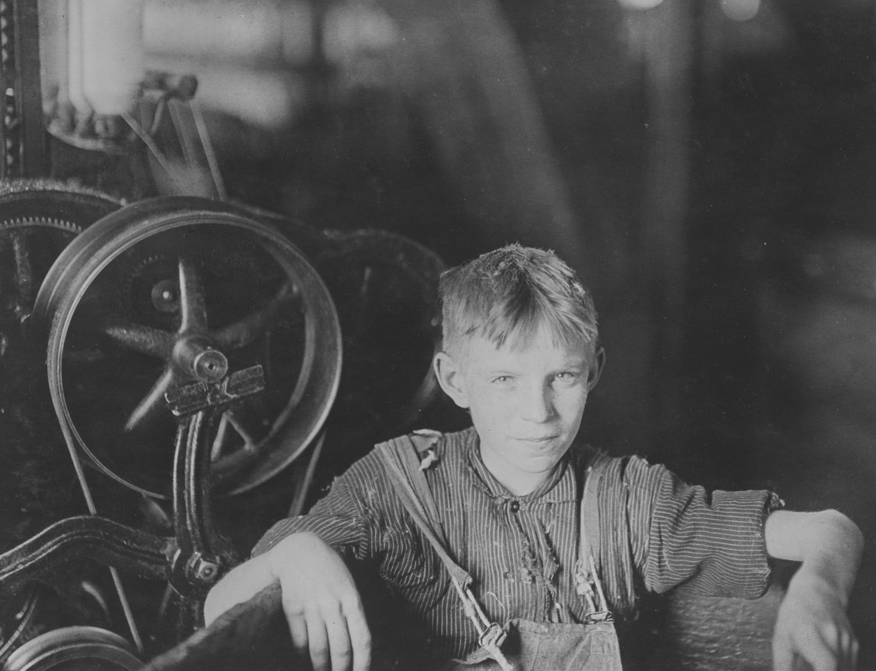 En ung polsk spinner i Quidwick Co. Mill. Anthony, R. I 1909 af Lewis Wickes Hine