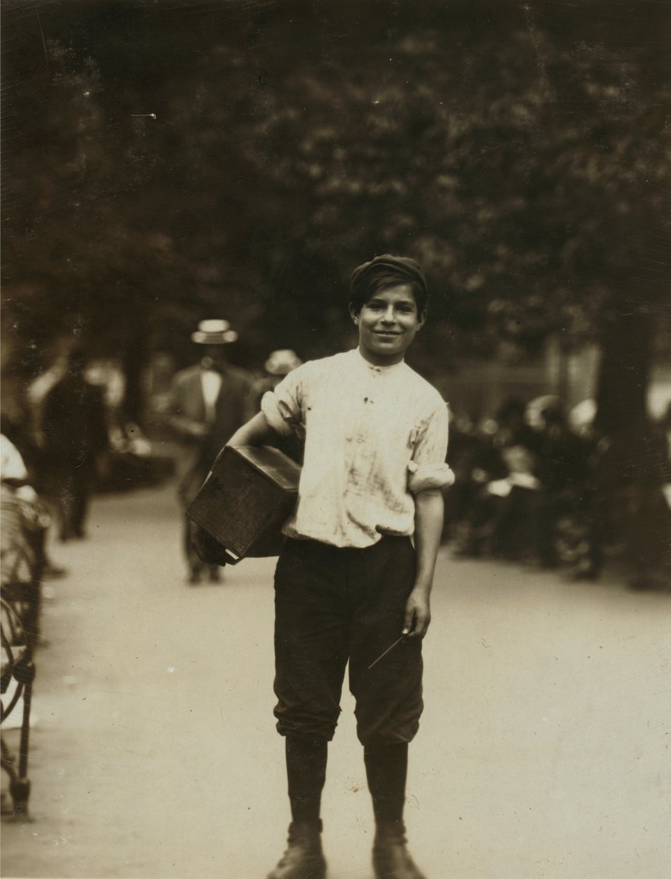 En ung skopudser arbejder på Union Square i New York City. af Lewis Wickes Hine