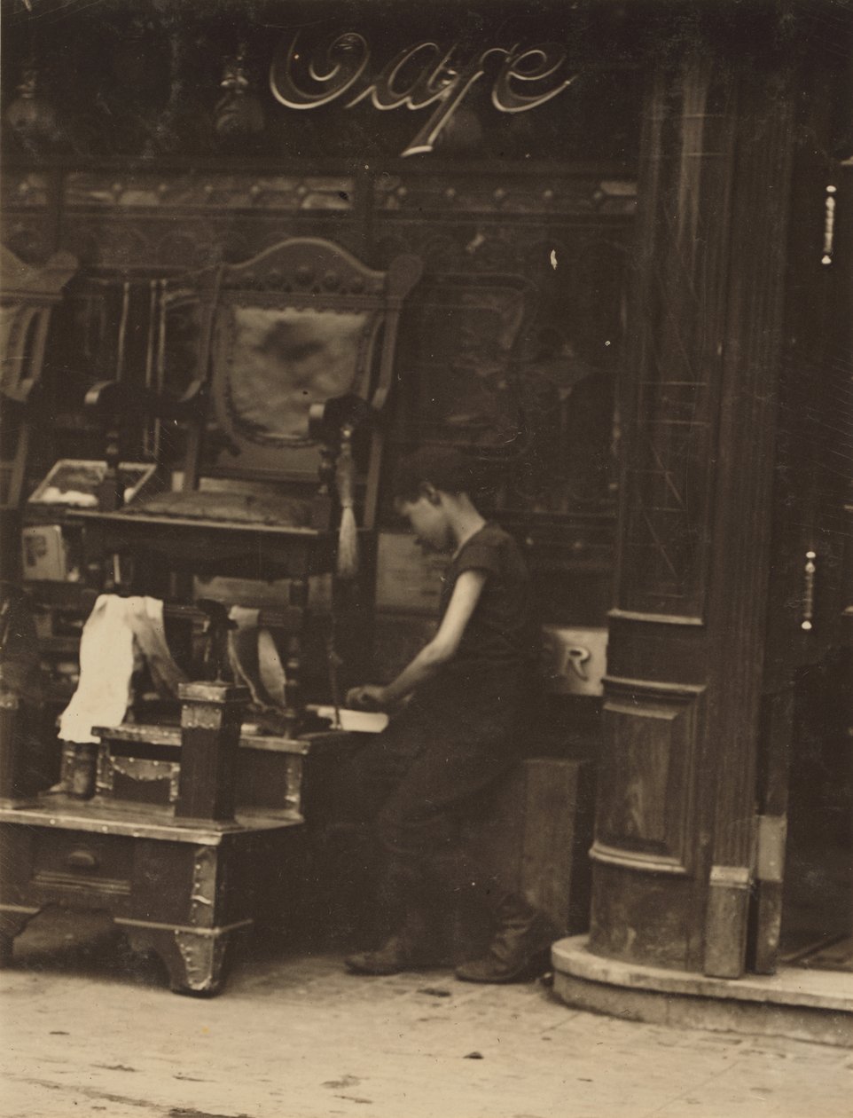 En ung skomager arbejder på Canal Street i New York City. af Lewis Wickes Hine