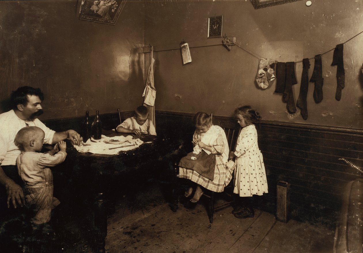 Annie Fedele hækler i køkkenet i sit lejeboligkvarter i Sommerville, Massachusetts. af Lewis Wickes Hine
