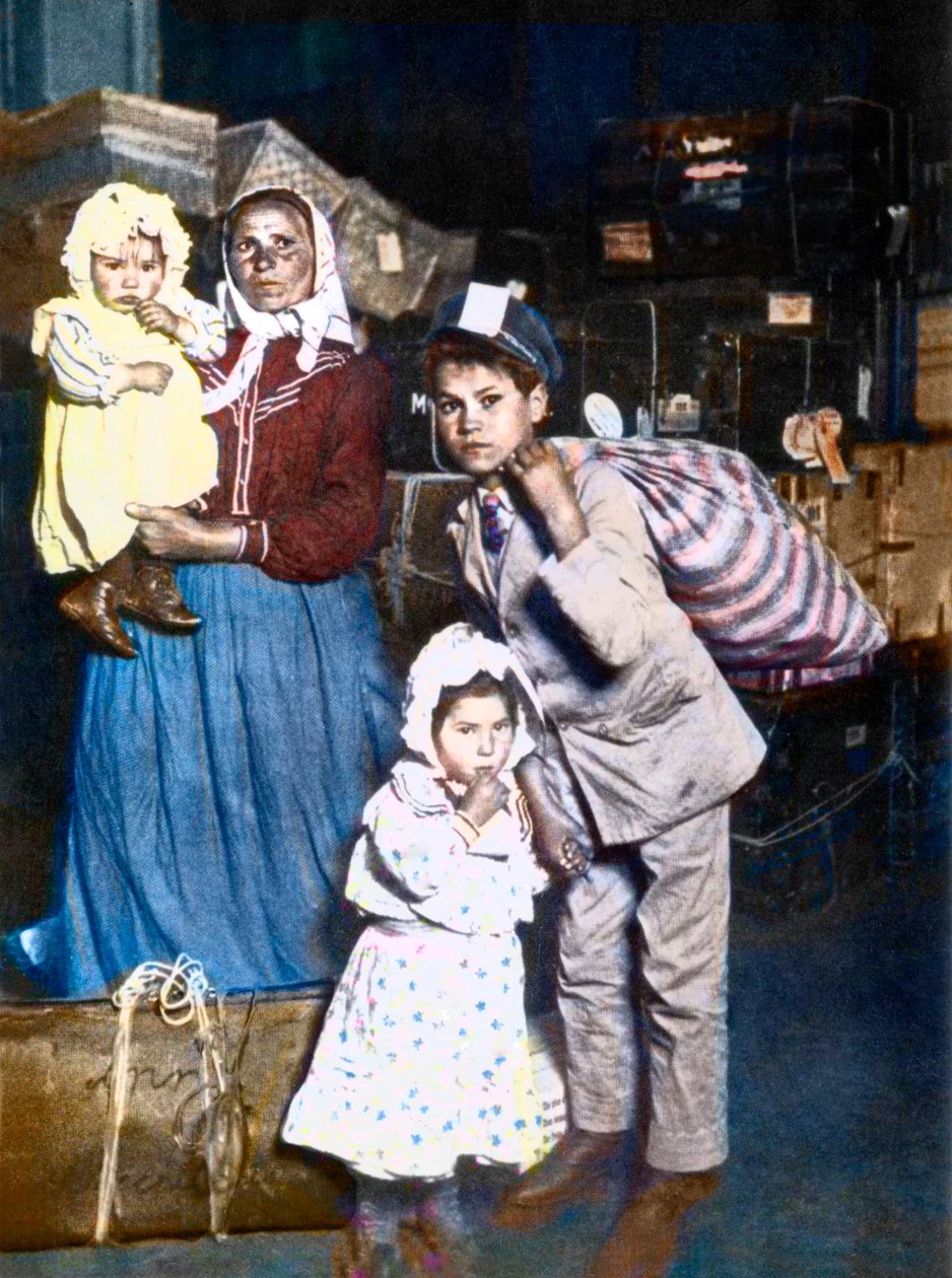 Ankomst af en familie af italienske immigranter til Ellis Island (New York) i USA i 1905. af Lewis Wickes Hine