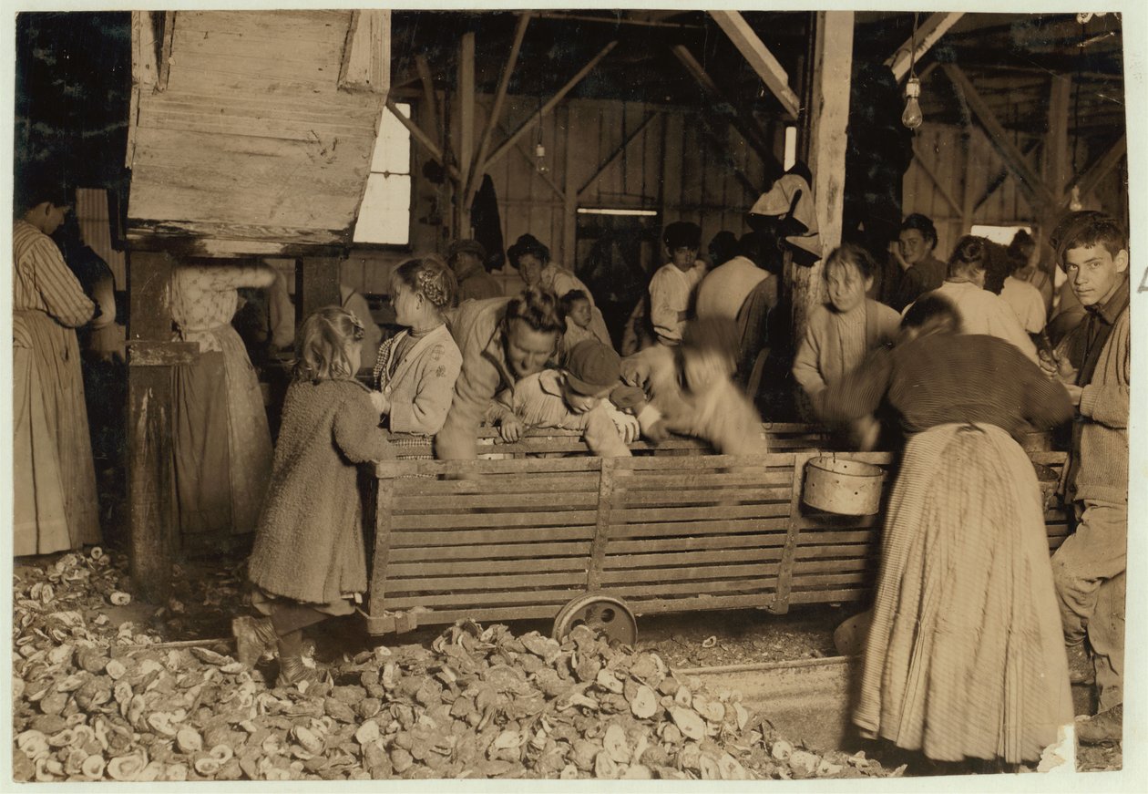 Bill May, 5 år, der tjener 15 cents om dagen, i skuret ved Barataria Canning Company, Biloxi, Mississippi, 1911 af Lewis Wickes Hine