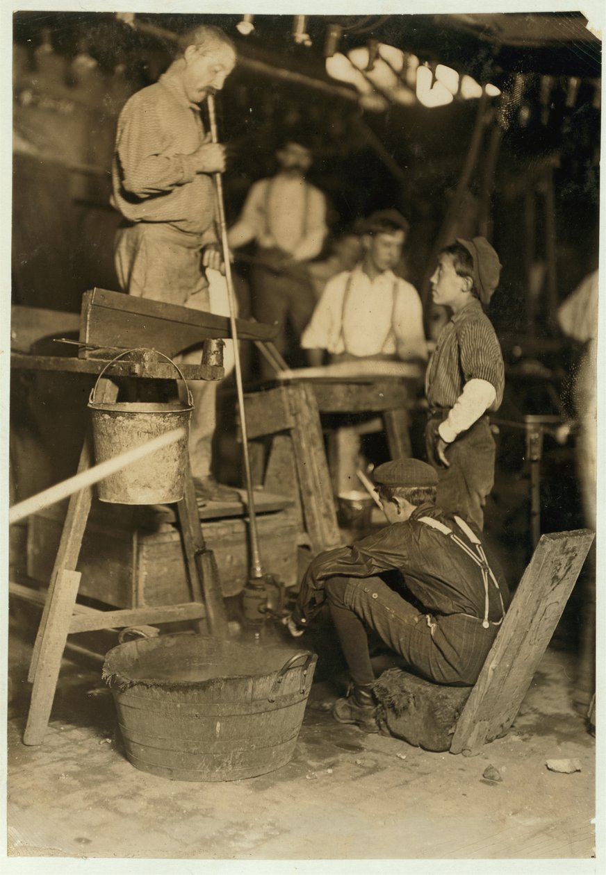 Blæser- og formdreng ved Seneca Glass Works, Morgantown, West Virginia, 1908 af Lewis Wickes Hine