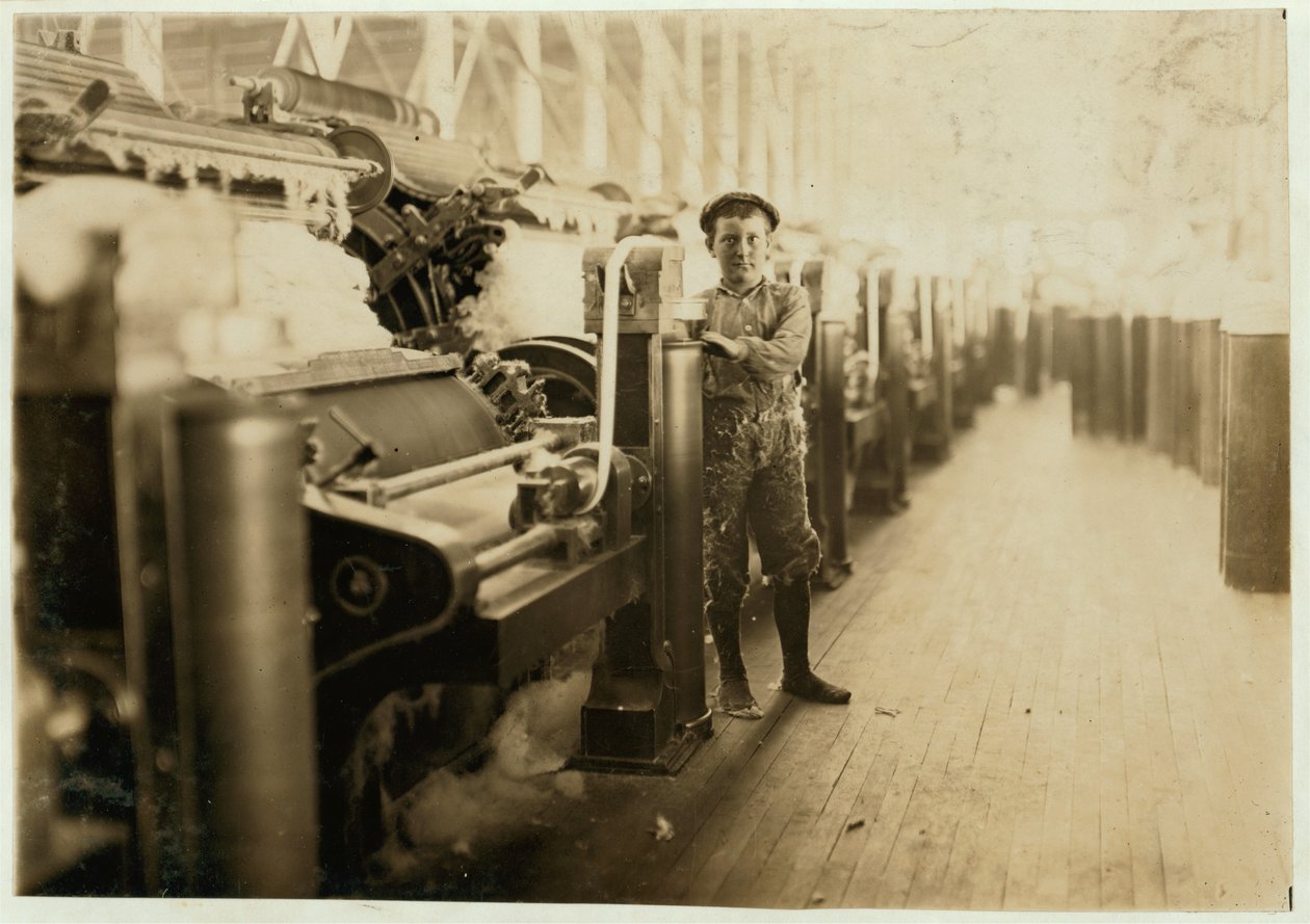 Drengfejer ved kartemaskiner i Lincoln Cotton Mills, Evansville, Indiana i strømpefødder på et glat gulv, 1908 af Lewis Wickes Hine