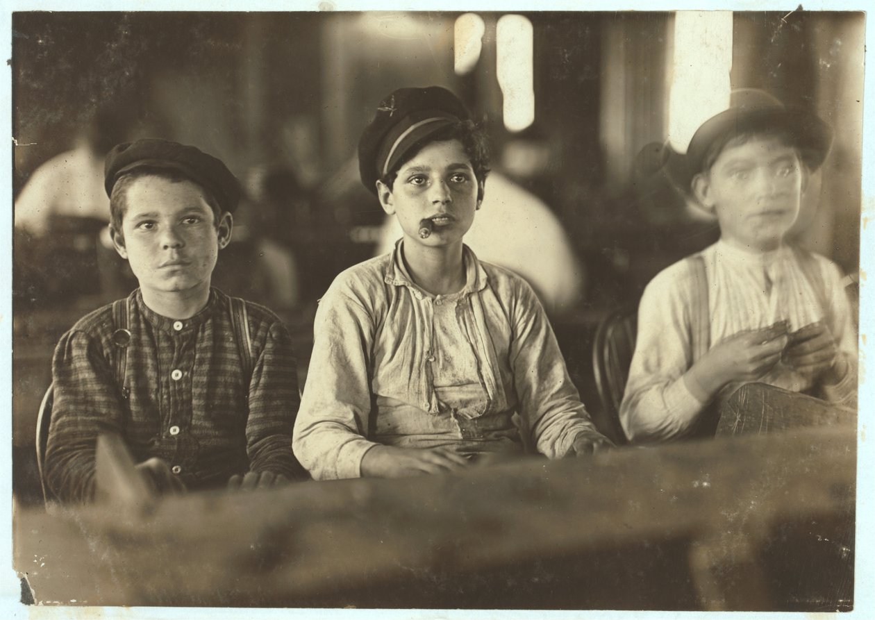 Drenge laver cigarer hos Englehardt und Co, Tampa, Florida, 1909 af Lewis Wickes Hine