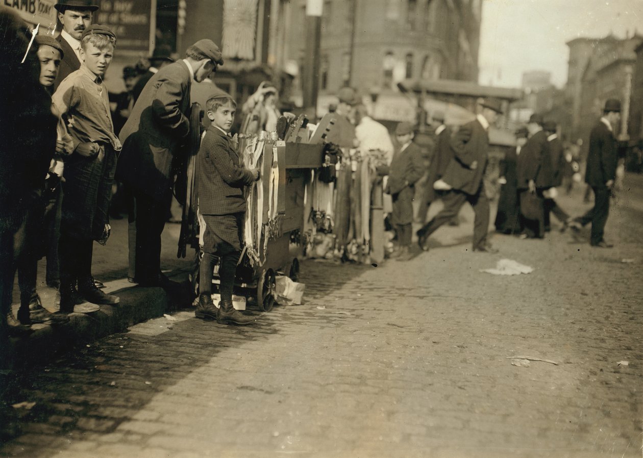 Drenge sælger varer på gaden i Boston, Massachusetts af Lewis Wickes Hine