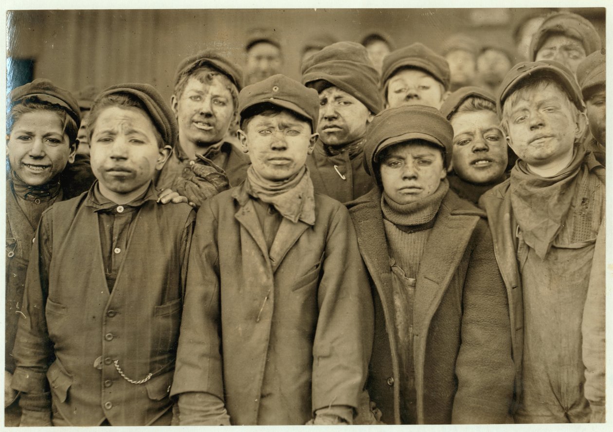 Breaker boys (som sorterer kul i hånden) hos Hughestown Borough Coal Co. Pittston, Pennsylvania, 1911 af Lewis Wickes Hine