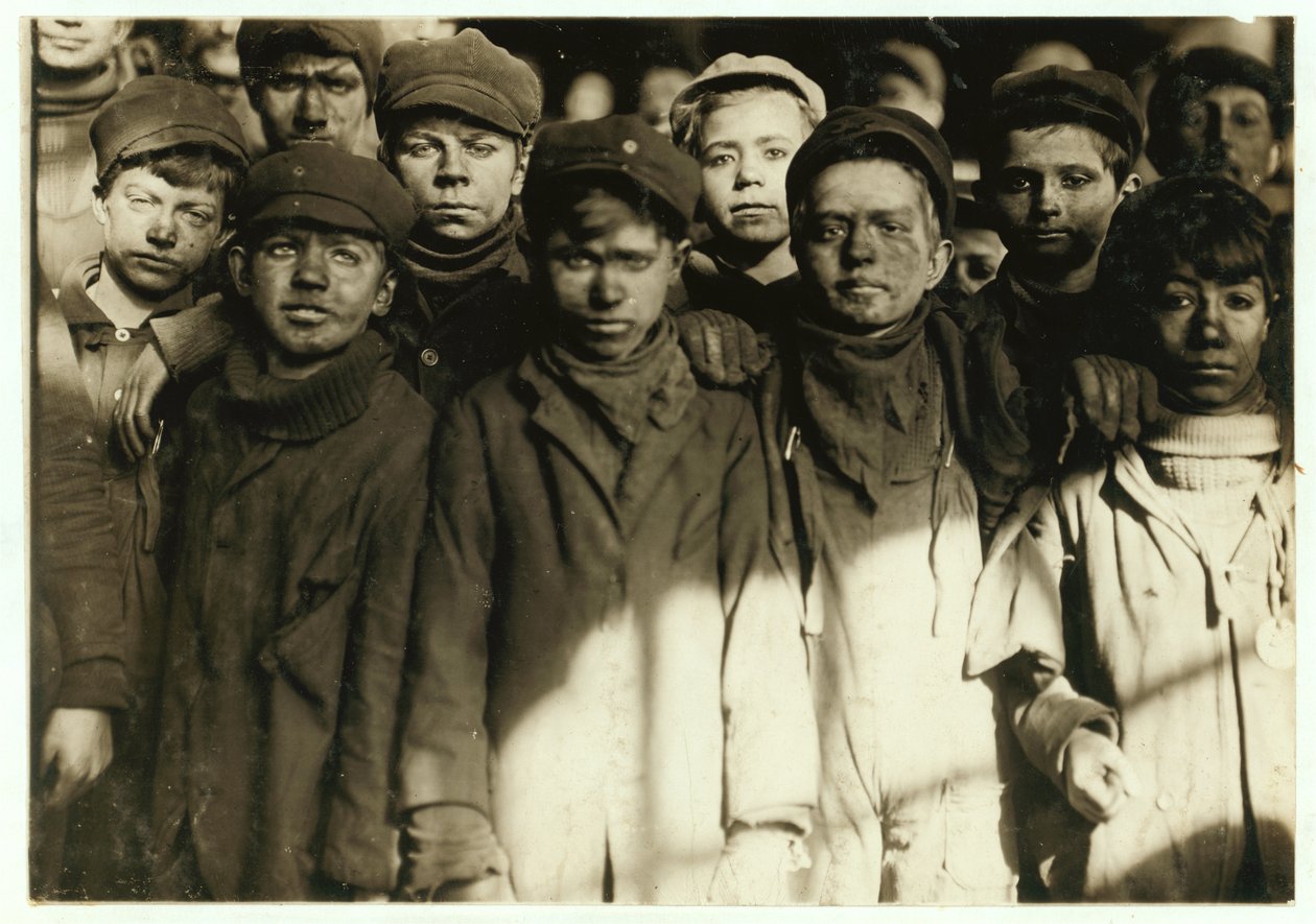 Breaker boys (som sorterer kul i hånden) hos Hughestown Borough Coal Co. Pittston, Pennsylvania, 1911 af Lewis Wickes Hine