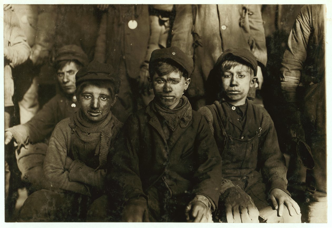 Breaker boys (som sorterer kul i hånden) hos Hughestown Borough Coal Co. Pittston, Pennsylvania, 1911 af Lewis Wickes Hine