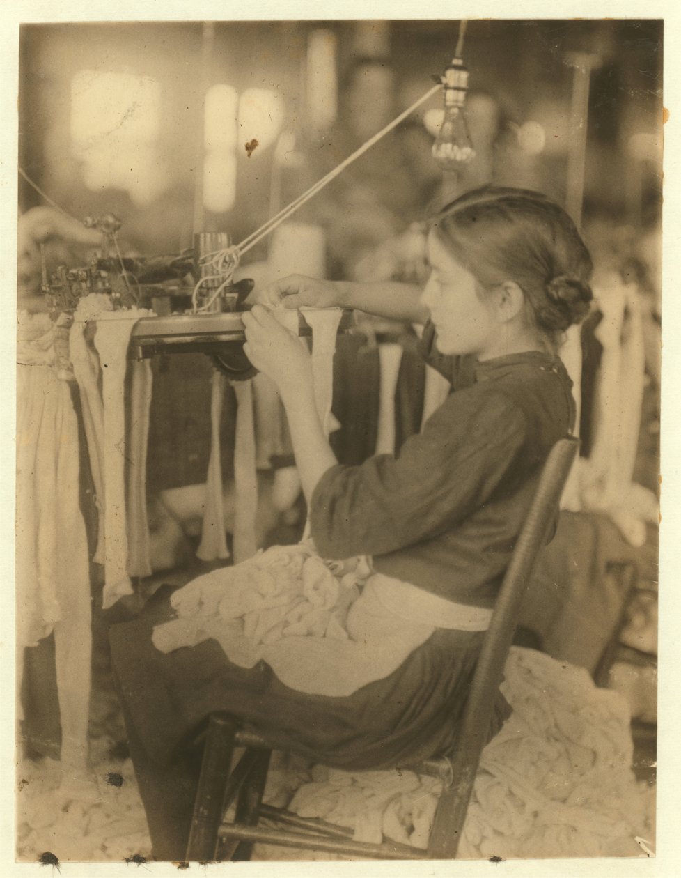 Cherokee Hosiery Mill, Rom, Georgia, der beskæftiger drejere og løkkere i alderen 8 og 9, 1913 af Lewis Wickes Hine