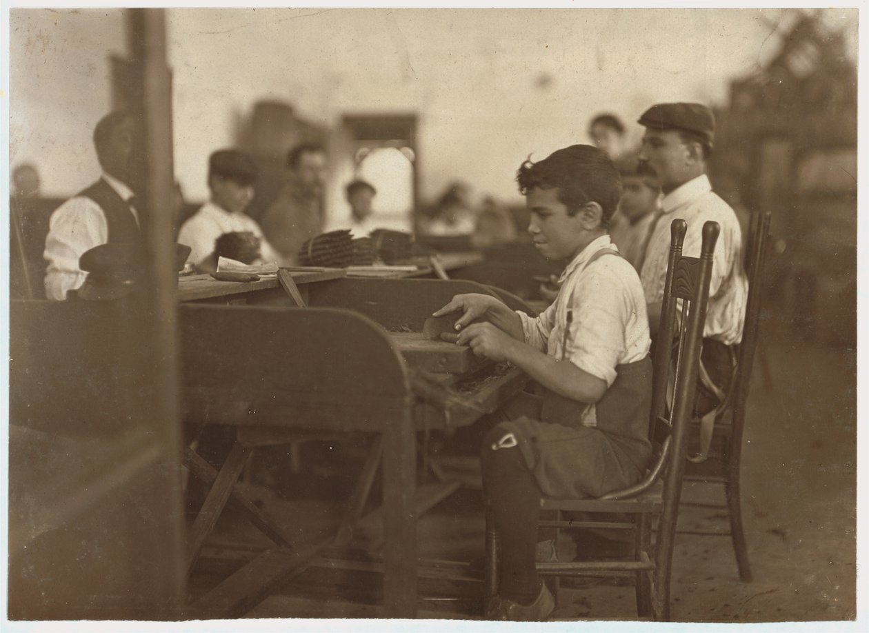 Barnelærling ved De Pedro Casellas Cigar Factory, Tampa, Florida, 1909 af Lewis Wickes Hine