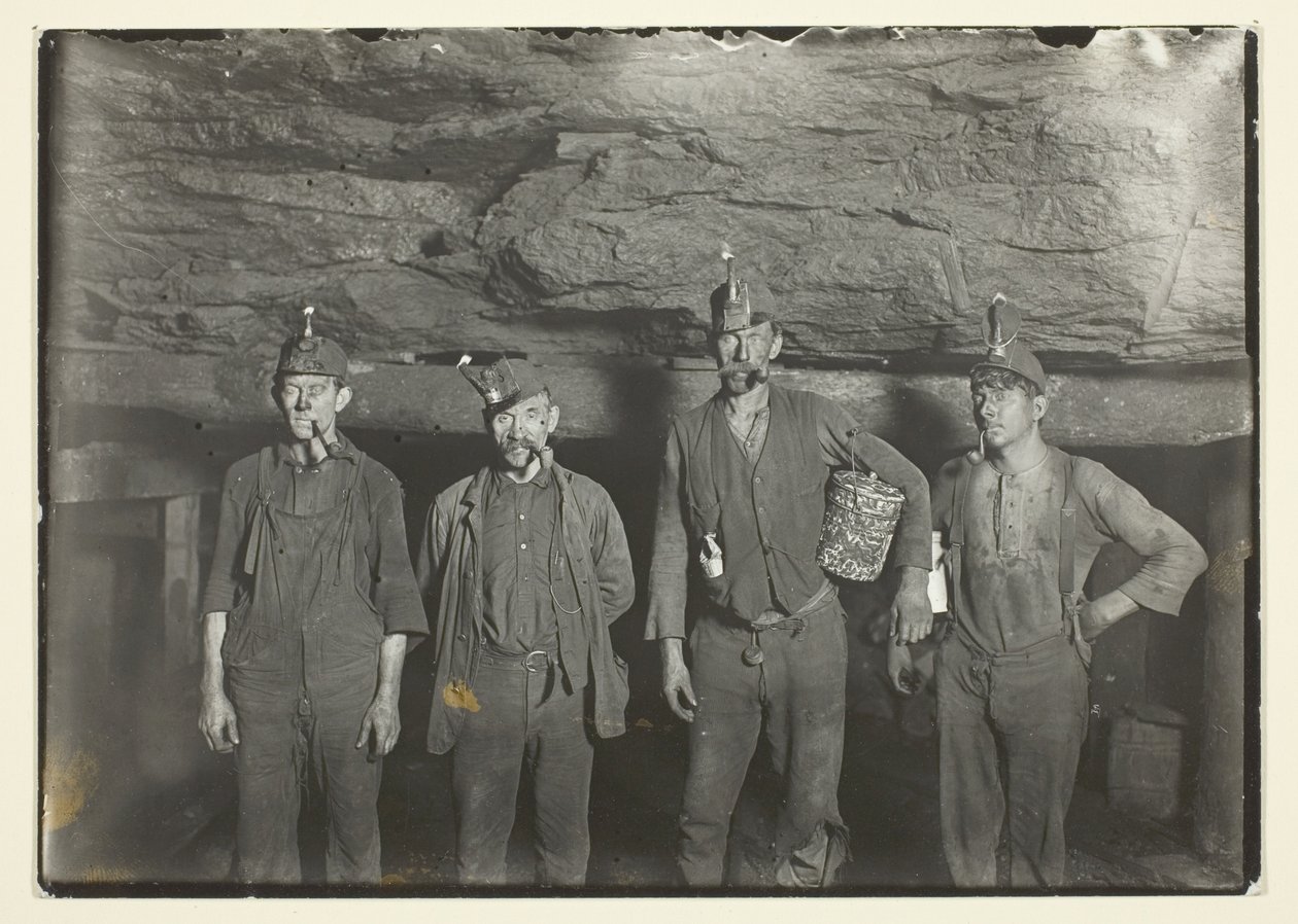 Dybt nede i en kulmine i West Virginia er minearbejderne på vej hjem af Lewis Wickes Hine