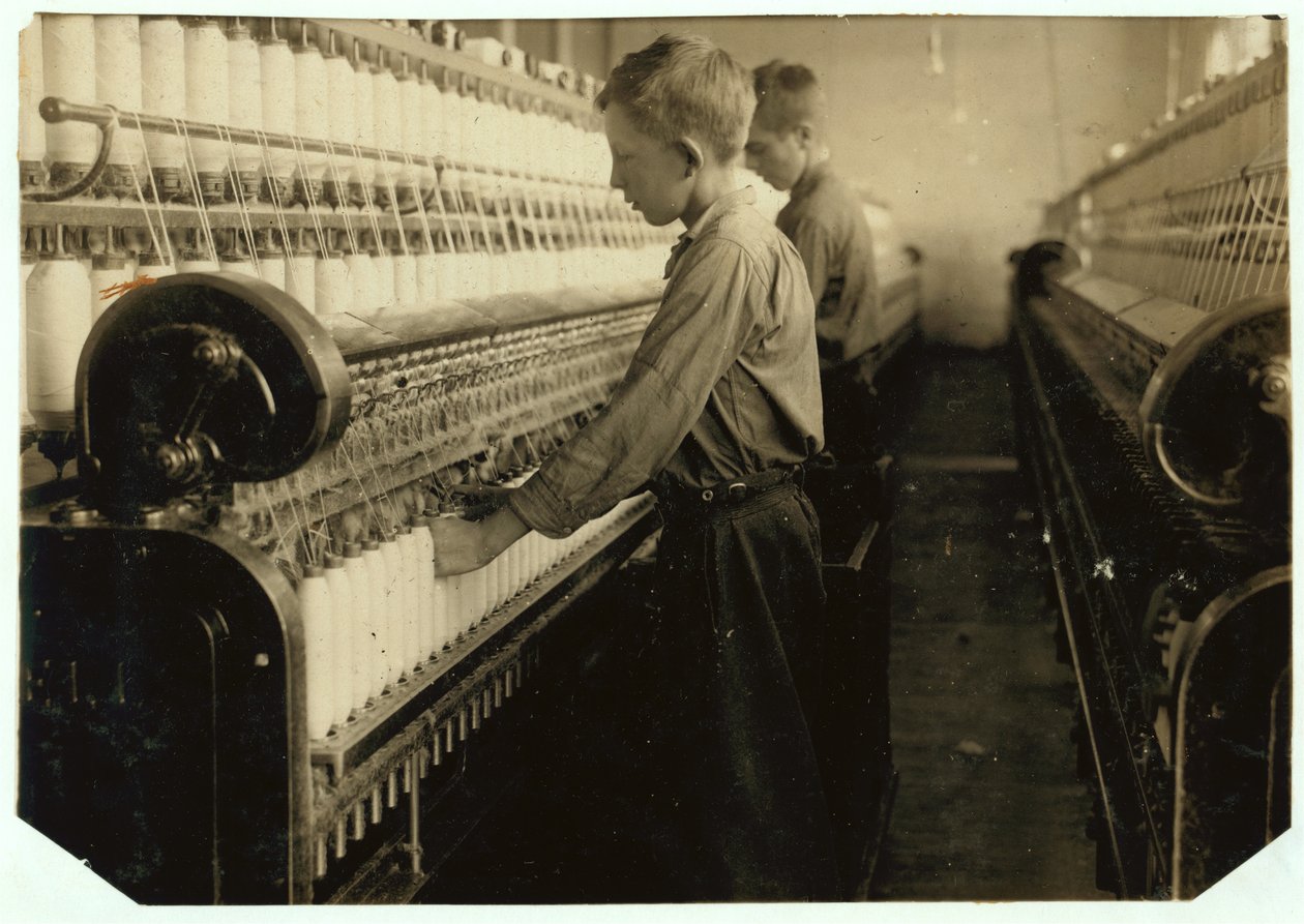 Doffers erstatter hele spoler ved Indian Orchard Cotton Mill, Massachusetts, 1916 af Lewis Wickes Hine