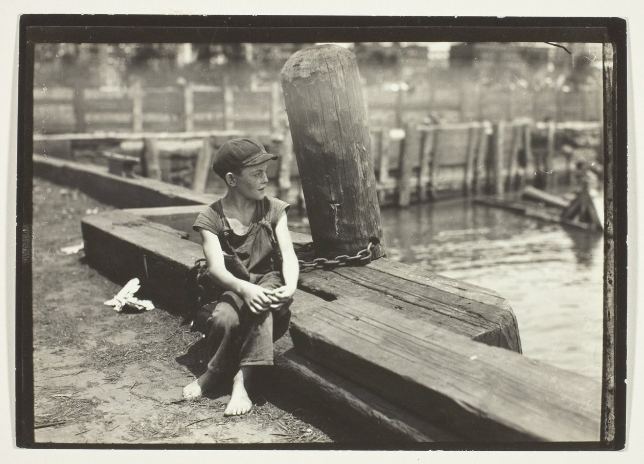Nede på kajen, New York af Lewis Wickes Hine