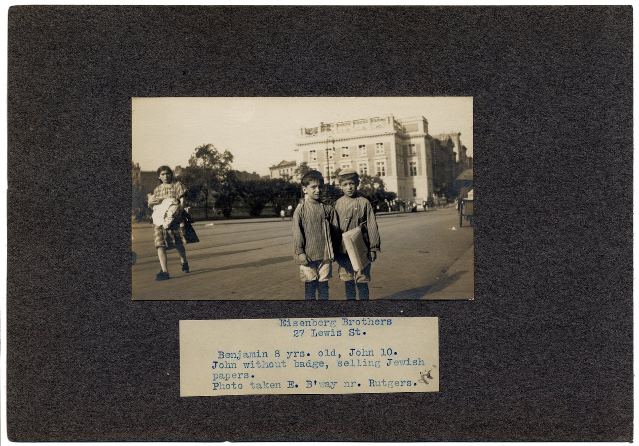 Eisenberg Brothers, 27 Lewis Street, New York City, ca. 1910-13 af Lewis Wickes Hine
