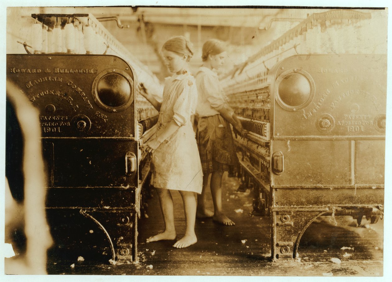 Elsie og Sadie, der arbejder på Yazoo City Yarn Mills, Mississippi sagde, at de var 13 år gamle, 1911 af Lewis Wickes Hine