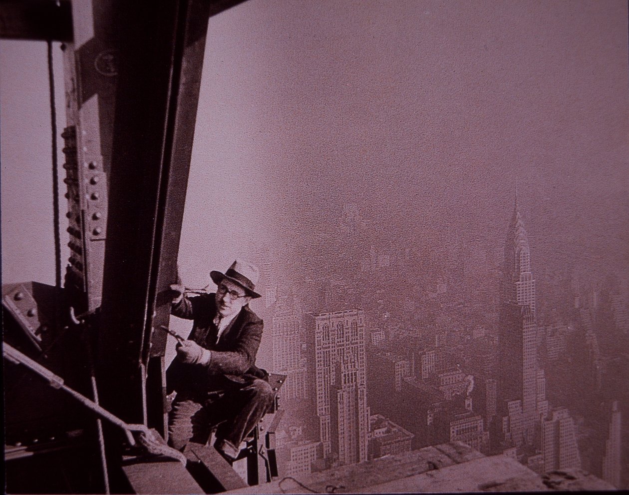 Empire State Building under opførelse, der viser en inspektør, der kontrollerer arbejde af Lewis Wickes Hine