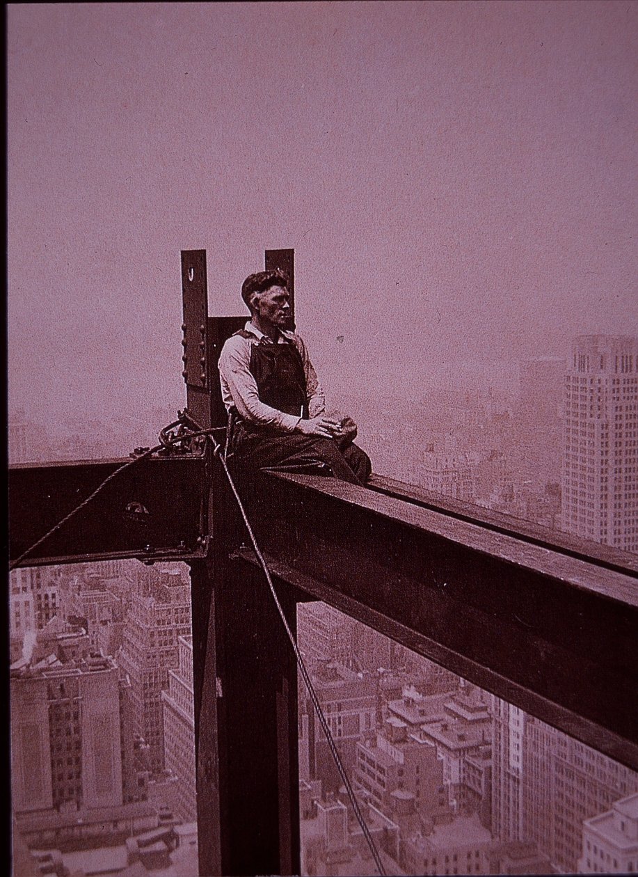 Empire State Building under opførelse, der viser en håndværker, der holder en pause af Lewis Wickes Hine