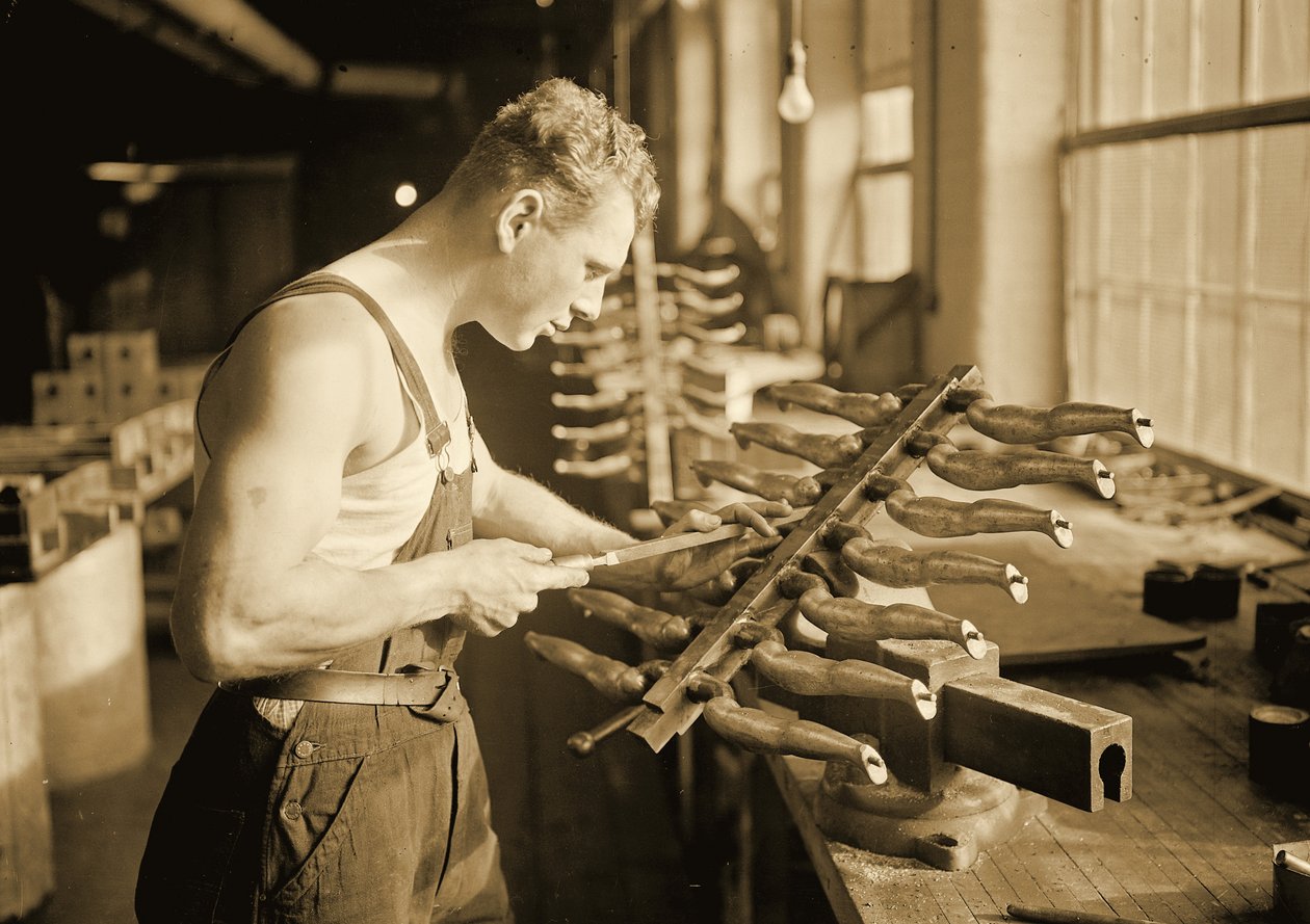 Fabriksarbejder hos Paragon Rubber Company, Massachusetts. 1936 af Lewis Wickes Hine