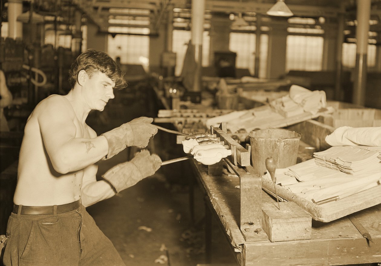 Fabriksarbejder hos Paragon Rubber Company, Massachusetts. 1936 af Lewis Wickes Hine