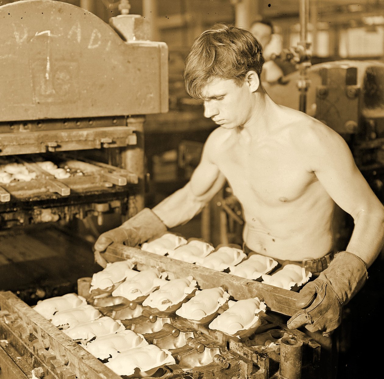 Fabriksarbejder ved Paragon Rubber Company, Massachusetts . 1936 af Lewis Wickes Hine