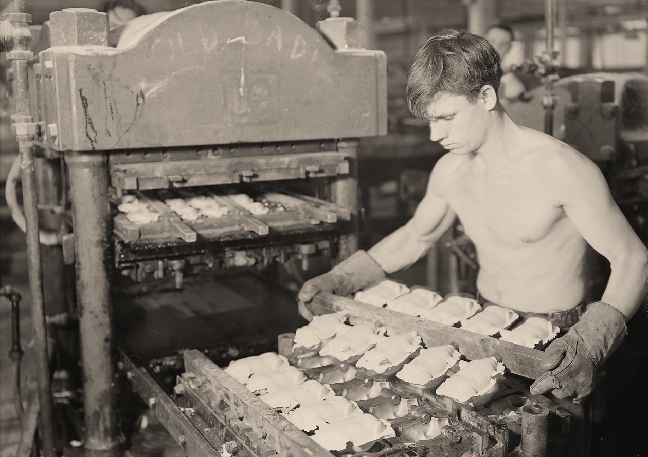 Fabriksarbejder ved Paragon Rubber Company, Massachusetts . 1936 af Lewis Wickes Hine