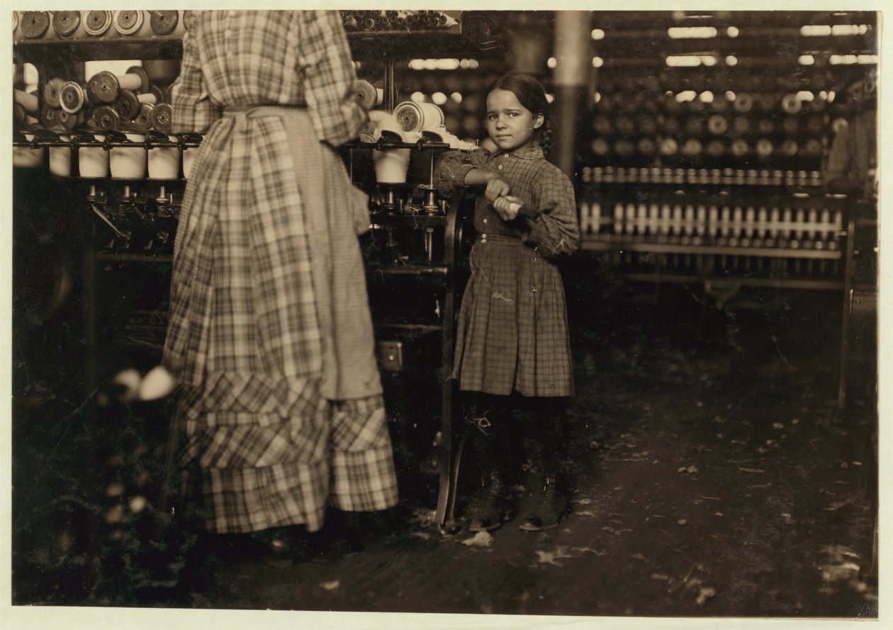 Fannie, 48 tommer høj, 7 år gammel, et af 19 børn, der hjælper sin søster i Elk Mills, Fayetteville, Tennessee, 1910 af Lewis Wickes Hine