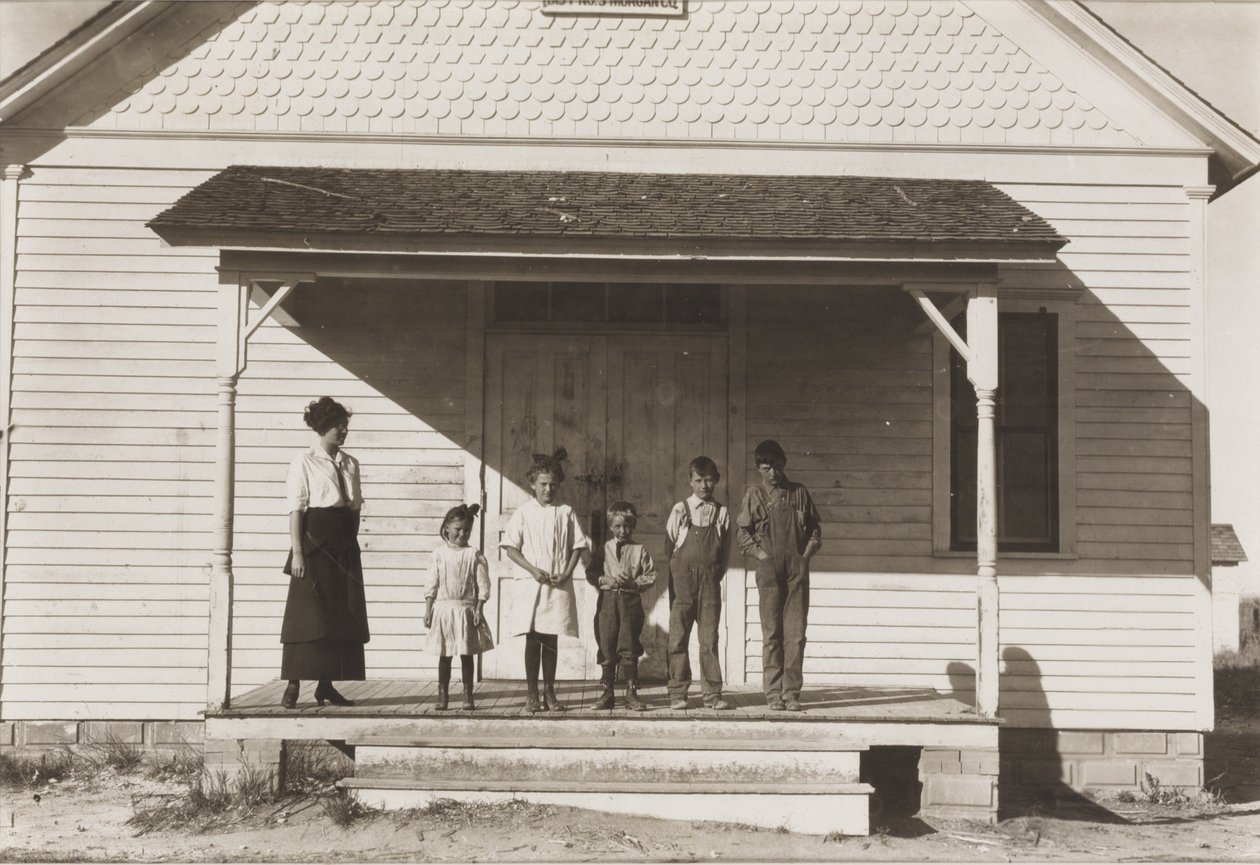 Fem elever til stede på skole nr. 6, distrikt 3, Fort Michigan, Colorado, 1915 af Lewis Wickes Hine