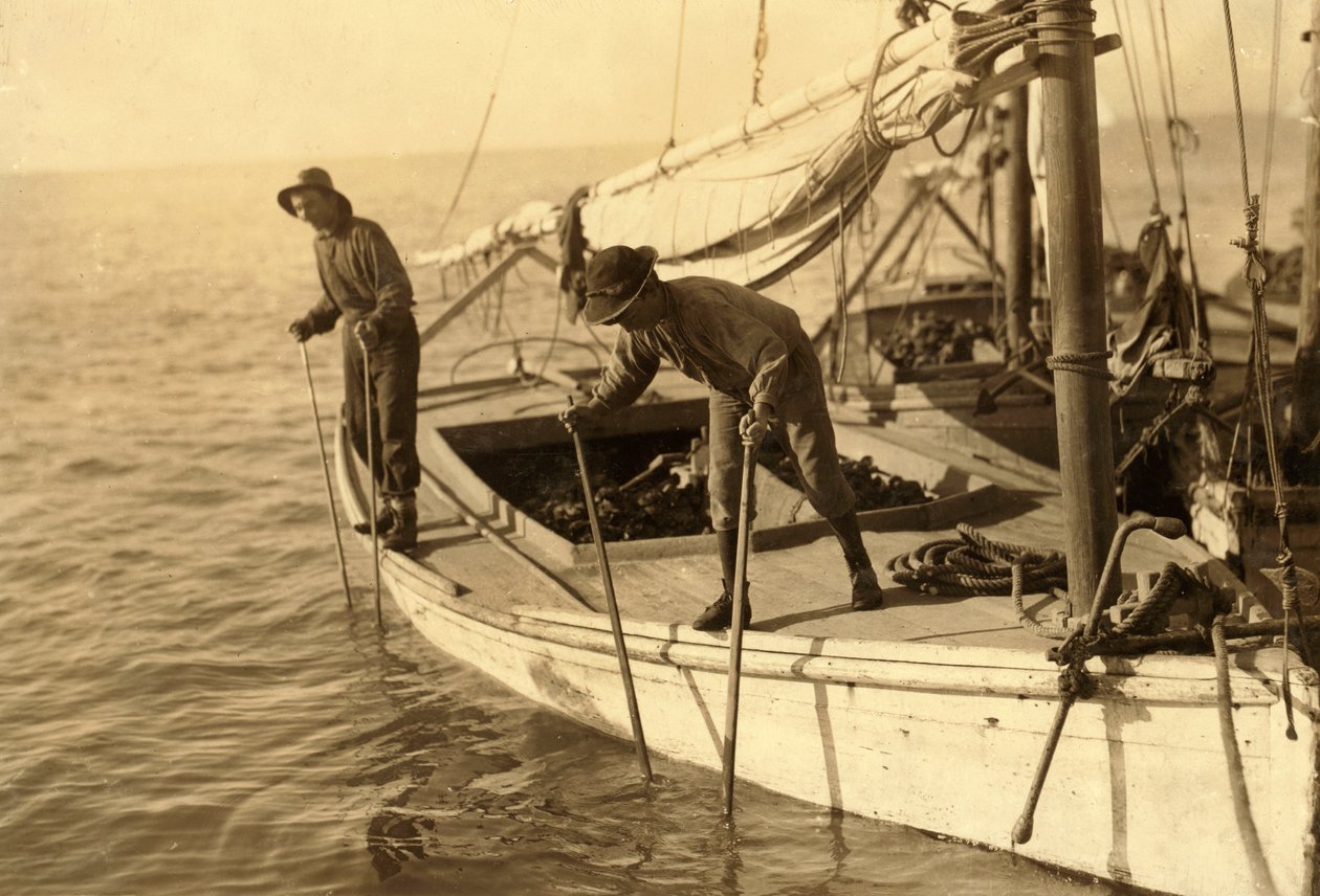Fred, en ung østersfisker, arbejder på en østersbåd i Mobile Bay, The Reef, nær Bayou La Batre. af Lewis Wickes Hine