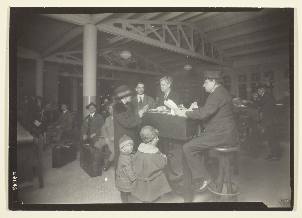 Tysk familie, tolk og optager på Ellis Island af Lewis Wickes Hine