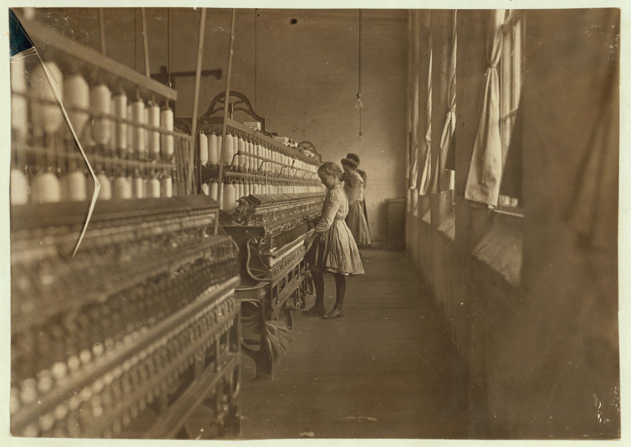 Hattie Hunter, en spinner i Lancaster Cotton Mills, South Carolina, hvor hun har arbejdet i 3 år, 1908 af Lewis Wickes Hine