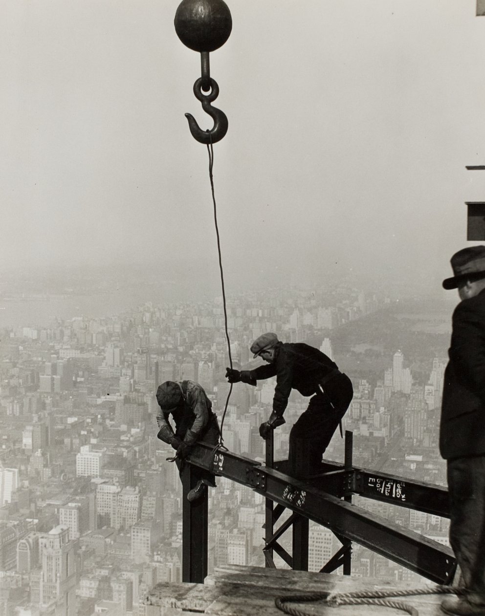 Højt oppe på Empire State Building, N.Y. af Lewis Wickes Hine