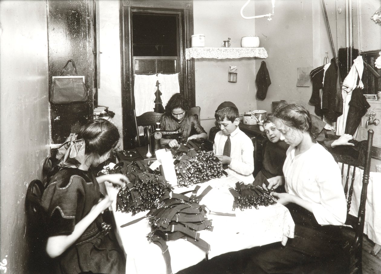 Hjemmearbejde (fremstilling af strømpebånd) af Lewis Wickes Hine