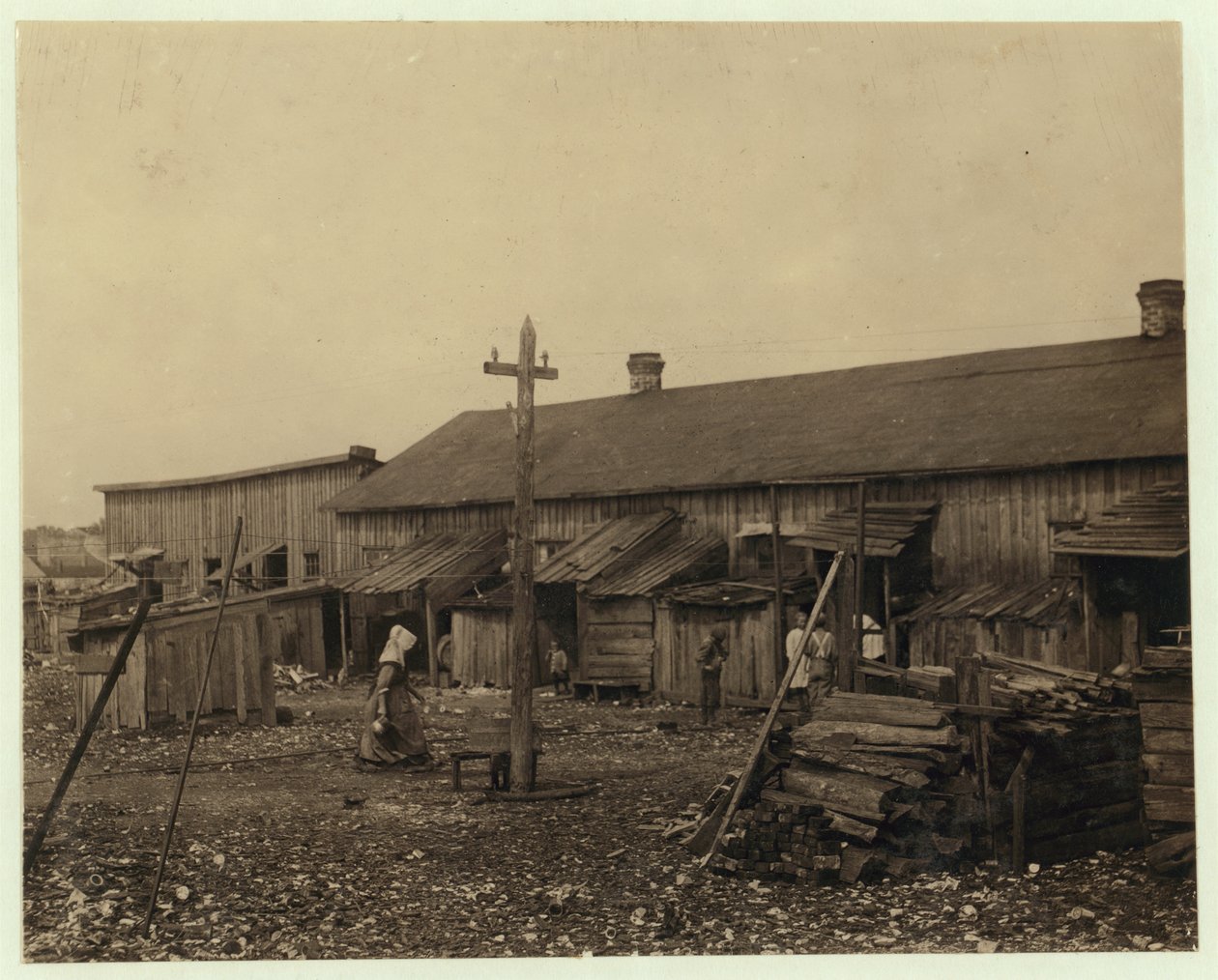 Boliger til omkring 50 ansatte i Maggioni Canning Co., Port Royal, South Carolina, omgivet af mose og på en gammel granatbunke, 1912 af Lewis Wickes Hine