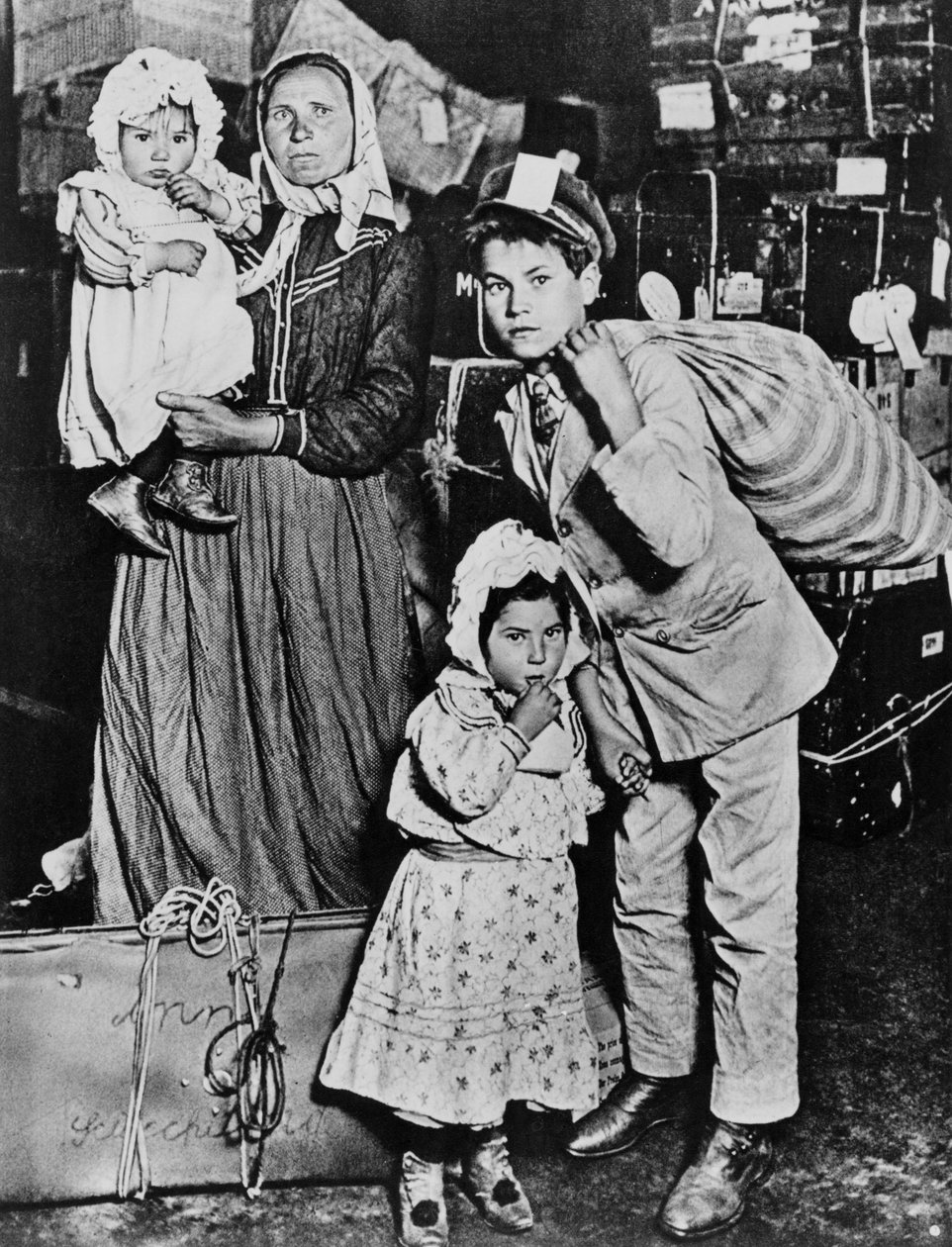 Immigranter, der ankommer til Ellis Island i begyndelsen af det 20. århundrede (s/h-foto) af Lewis Wickes Hine