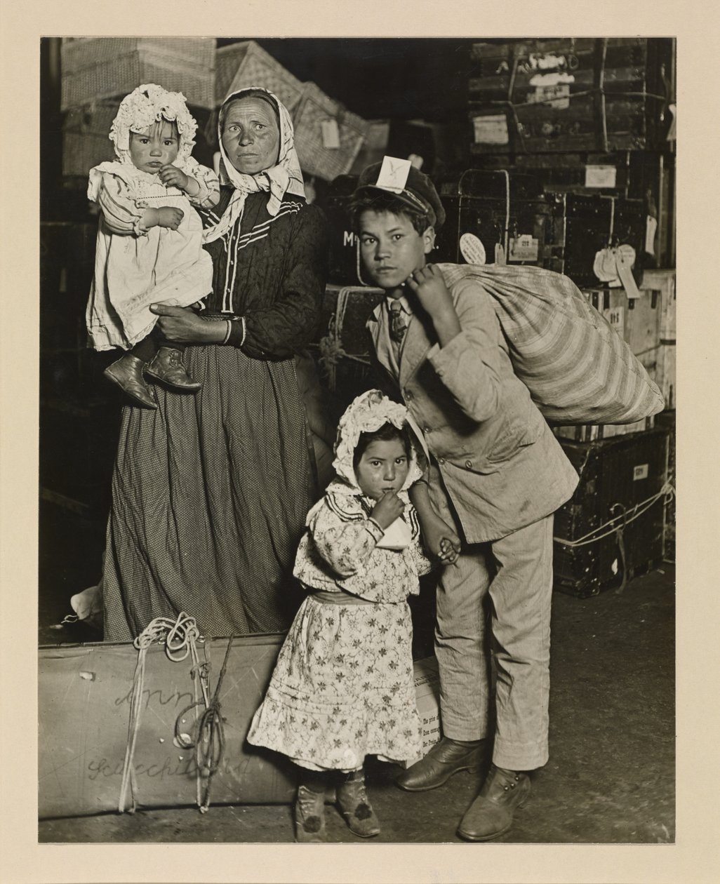 Italiensk familie på udkig efter tabt bagage, Ellis Island af Lewis Wickes Hine