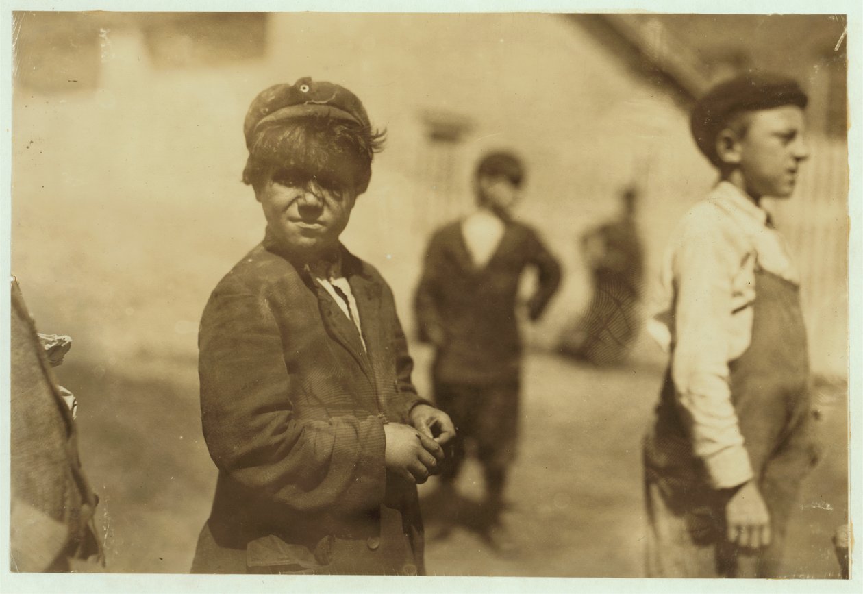 Joe (Jose) Mello, 8 eller 9 år, arbejder som møllefejer i New Bedford, Massachusetts, 1911. af Lewis Wickes Hine