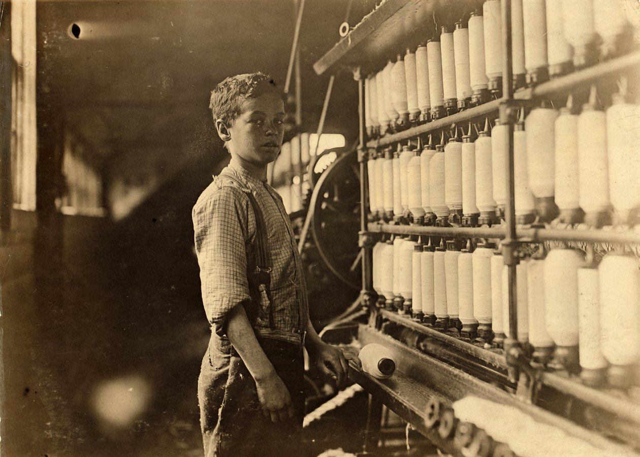 John Dempsey, 11 eller 12 år gammel, lørdagsarbejder i muldyrspinderummet ved Jackson Mill, Fiskeville, Rhode Island, 1909 af Lewis Wickes Hine