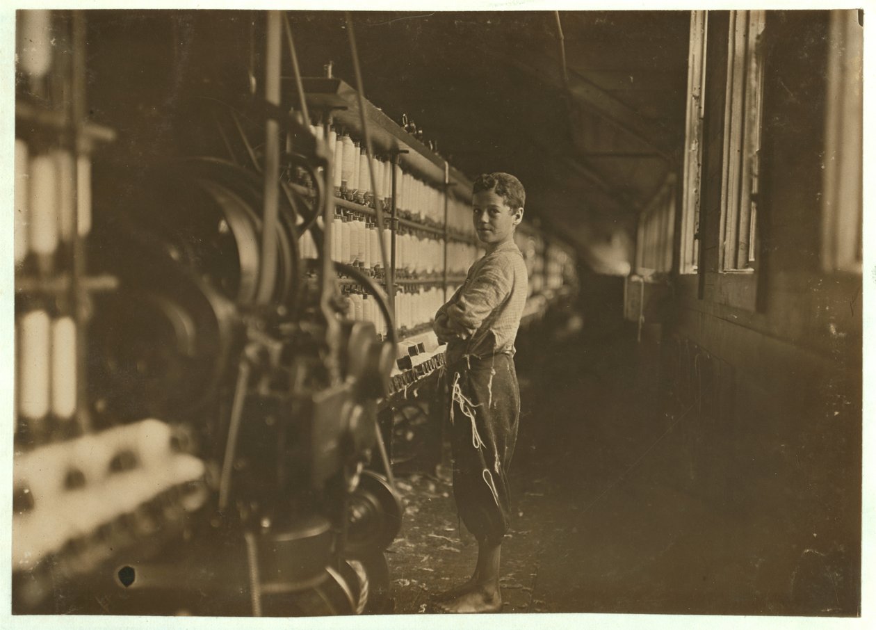 John Dempsey, 11 eller 12 år gammel, lørdagsarbejder i muldyrspinderummet ved Jackson Mill, Fiskeville, Rhode Island, 1909 af Lewis Wickes Hine