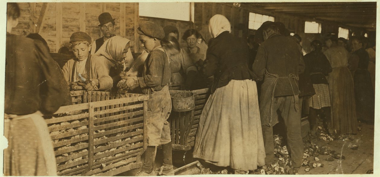 Johnnie, østersudskiller på 9 år, overvåget af chefen (med pibe) i udskillelseshallen i Dunbar, Louisiana, 1911 af Lewis Wickes Hine
