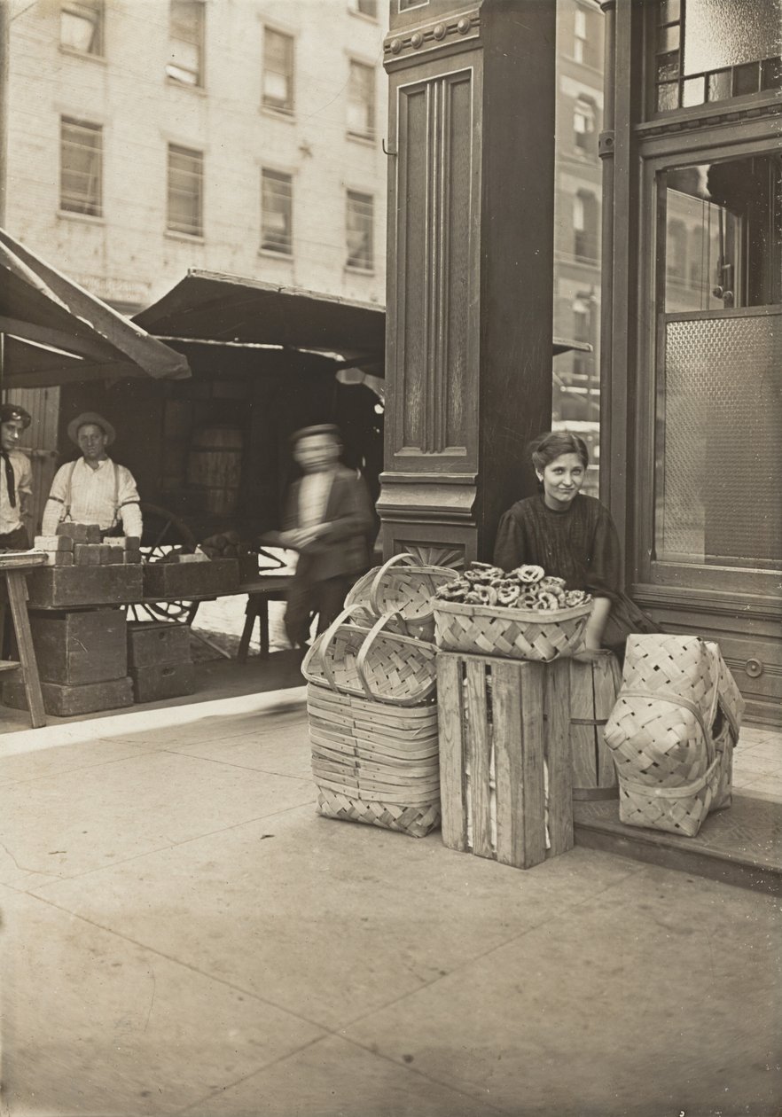 Lena Lochiavo - 11 år gammel, sælger af kurv og kringle, på Sixth Street Market foran saloon af Lewis Wickes Hine