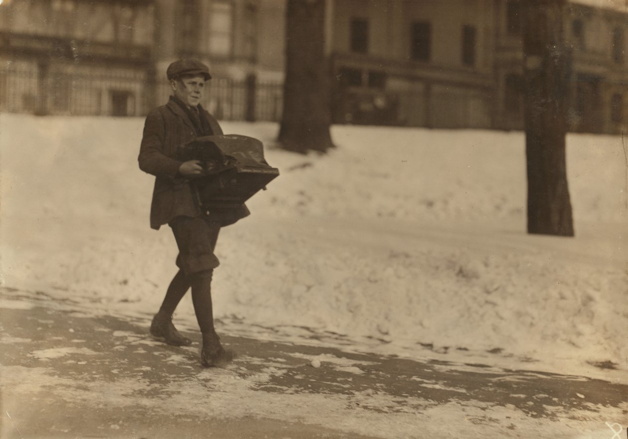 Louis A. Caulfield, 16 år, på Boston Common leverer en tung skrivemaskine omkring 12 mile til Model Typewriter Inspection Co., der tjener $6 om ugen, 1917 af Lewis Wickes Hine