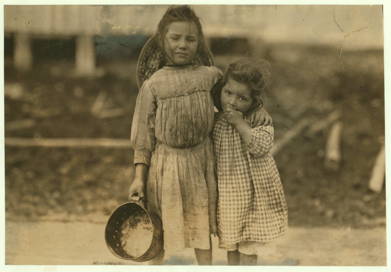 Maud og Grade Daly, 5 og 3 år gamle vælger omkring en gryde rejer hver dag for Peerless Oyster Company, Bay St. Louis, Mississippi, 1911 af Lewis Wickes Hine