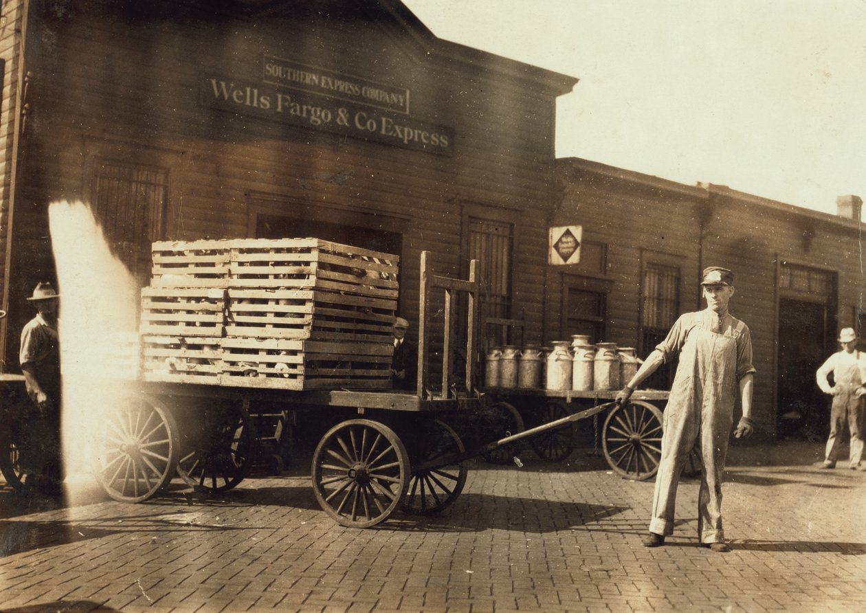 Mænd foran et Wells Fargo und Co Express-depot med kasser og mælkedåser, Springfield, Missouri, 1916 af Lewis Wickes Hine
