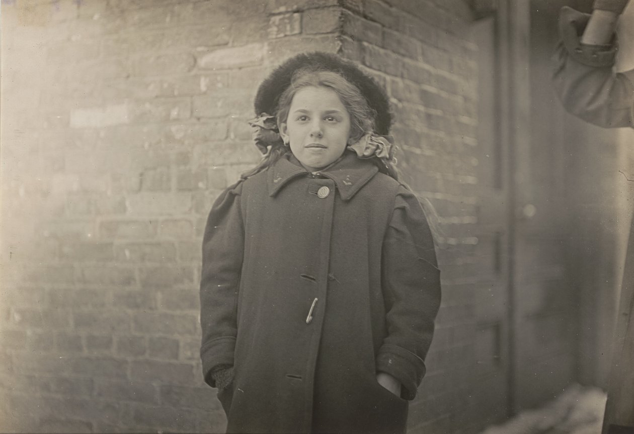 Mery Horn, en pukkelrygget tilstand forværret af den tunge ladning af papirer, hun bar..., marts 1909. af Lewis Wickes Hine