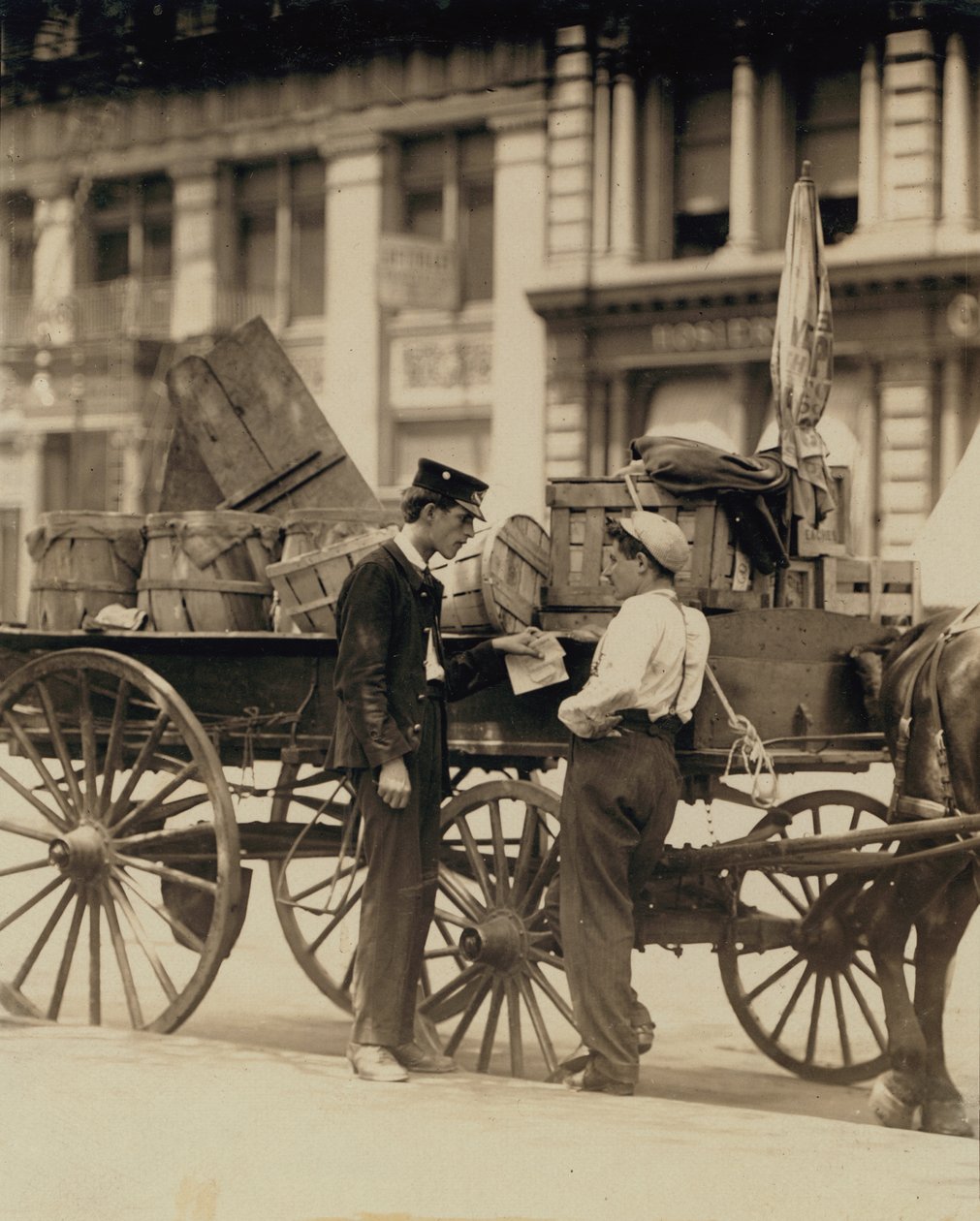 Messenger-drenge i samtale på Union Square, New York af Lewis Wickes Hine