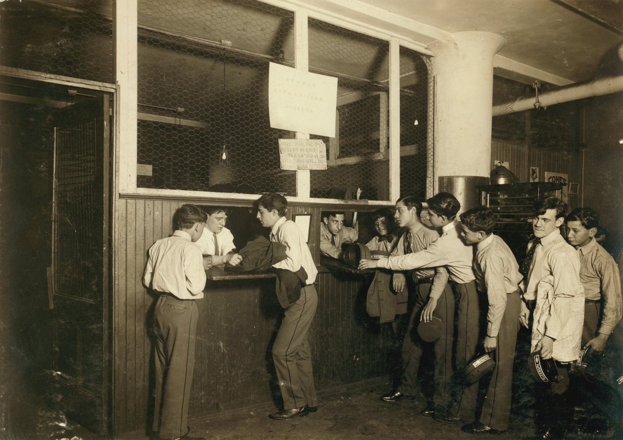 Buddrenge afleverer deres uniformer på hovedkontoret for Postal Telegraph Co. i New York City af Lewis Wickes Hine